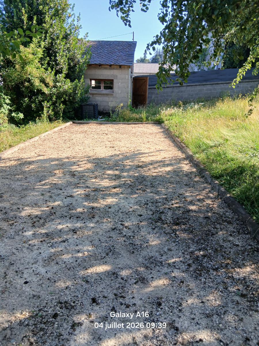 Chantier d'entretien de jardin réalisé par Beglan LOUIS, paysagiste du réseau Factotum, près de Montsalvy