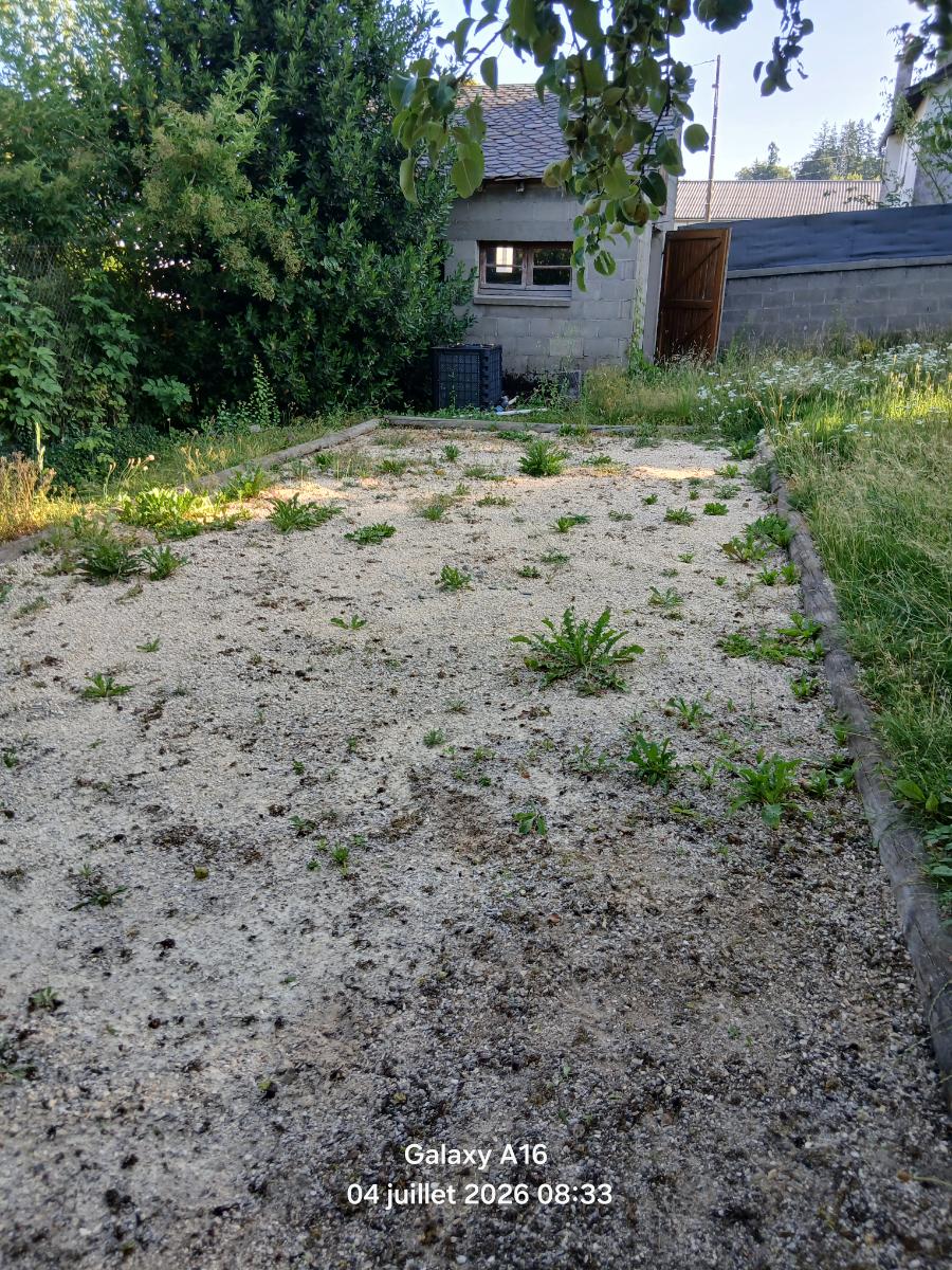 Chantier d'entretien de jardin réalisé par Beglan LOUIS, paysagiste du réseau Factotum, près de Montsalvy