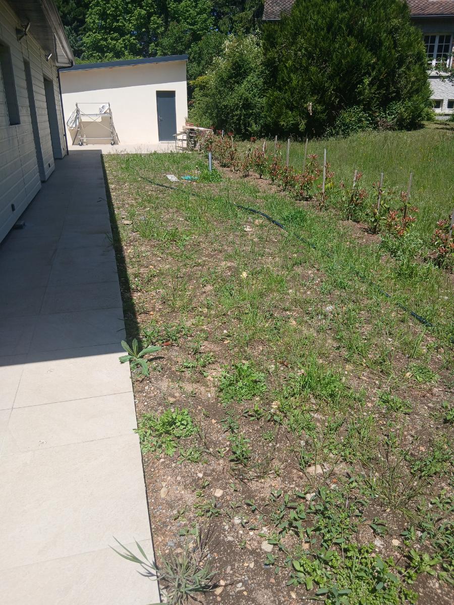 Chantier d'entretien de jardin réalisé par Beglan LOUIS, paysagiste du réseau Factotum, près de Montsalvy