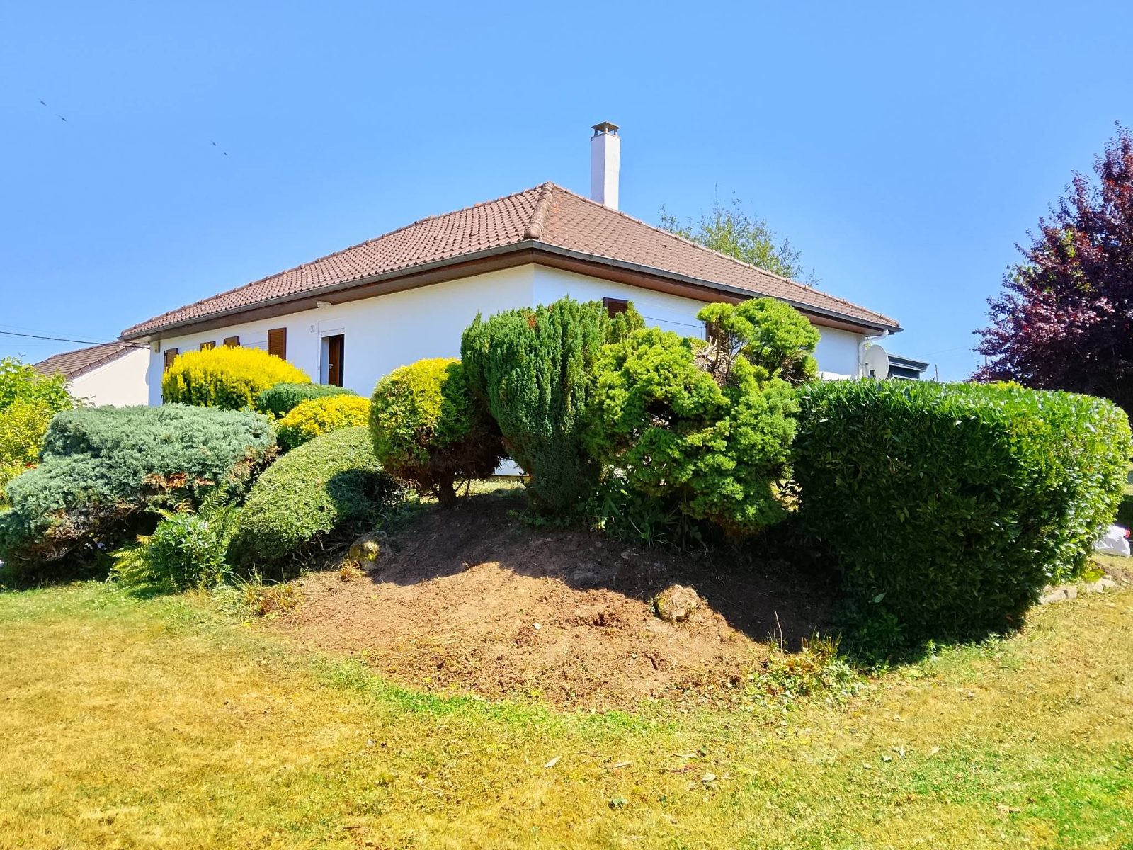 Chantier d'entretien de jardin réalisé par JardiNET', paysagiste du réseau Factotum, près de Saint-Quentin